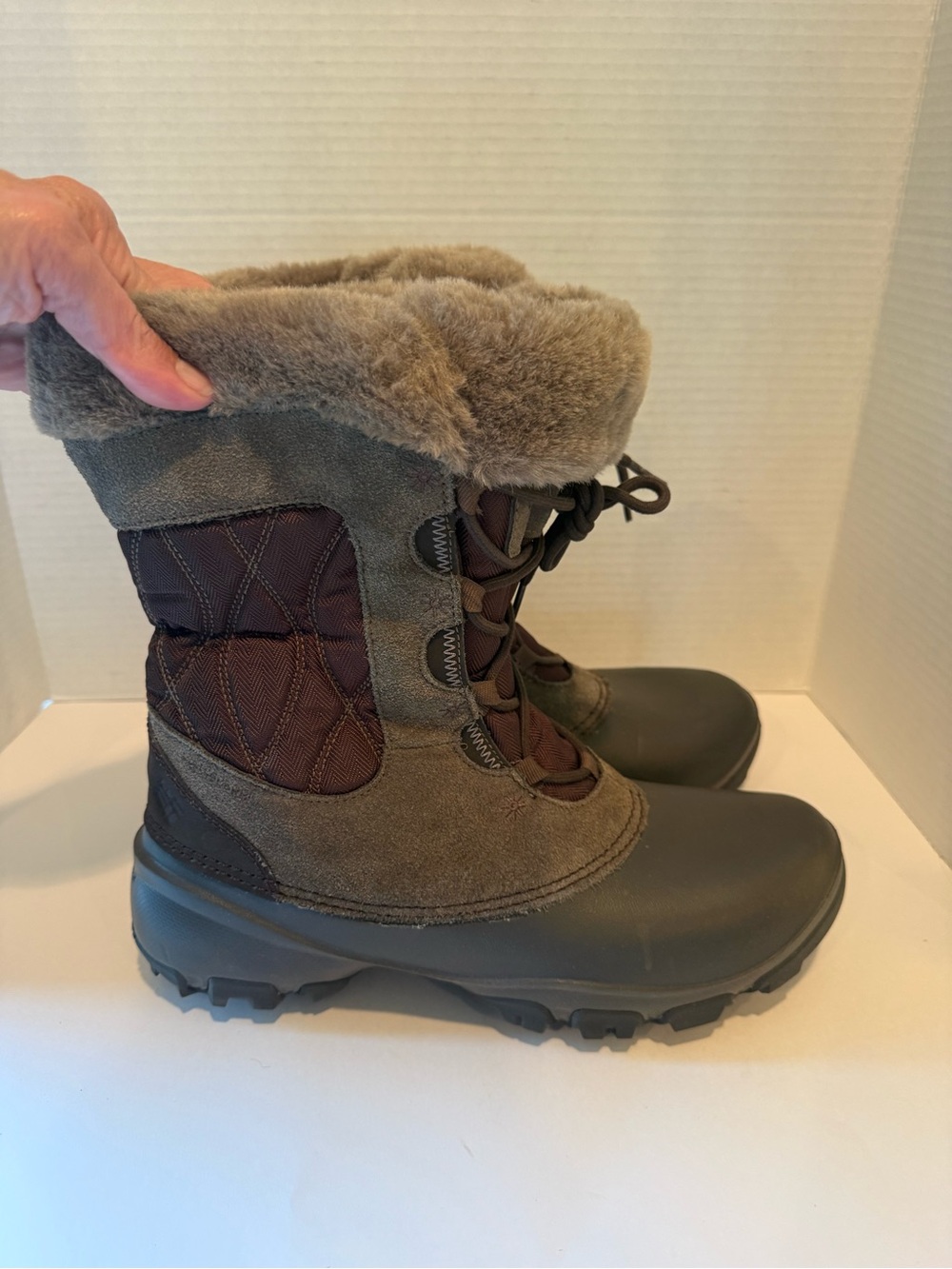 Columbia Omni-Grip lace up snow boots faux fur lined brown black ladies 9.5
